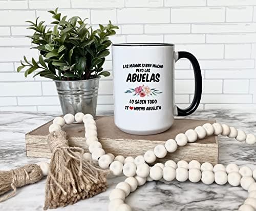 Каситика Подаръци Абуэлы На испански език. Кафеена чаша Regalos Para Abuela. Las Mamas Saben Mucho Las Abuelas Lo Saben Задачи. Купа за безвъзмездна помощ на испански. (Черна дръжка / панела 15 унция)